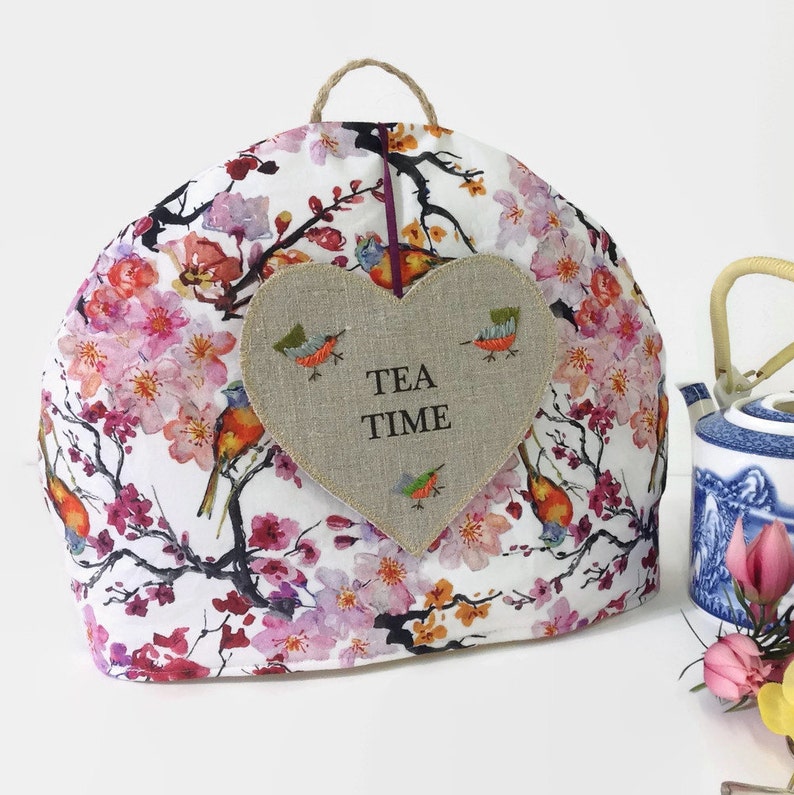 Tea cozy inspiration japonaise avec broderie soie sur lin, idée cadeau pour elle, accessoire service à thé, couvre théière motif oiseaux image 1