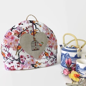 Tea cozy inspiration japonaise avec broderie soie sur lin, idée cadeau pour elle, accessoire service à thé, couvre théière motif oiseaux image 2