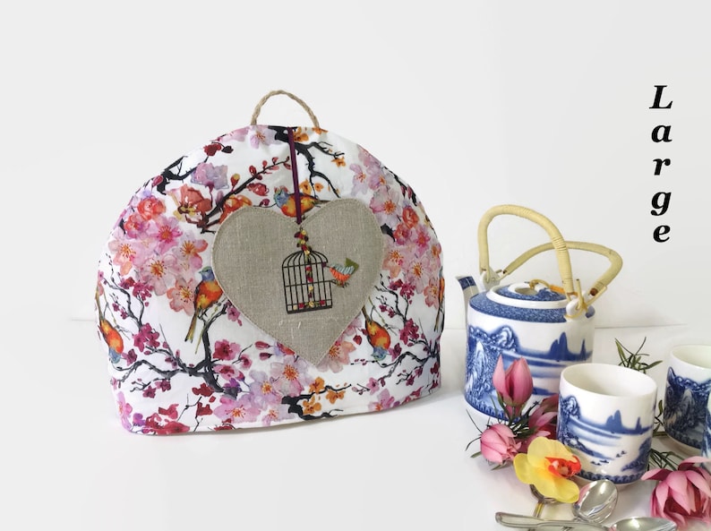 Tea cozy inspiration japonaise avec broderie soie sur lin, idée cadeau pour elle, accessoire service à thé, couvre théière motif oiseaux image 2