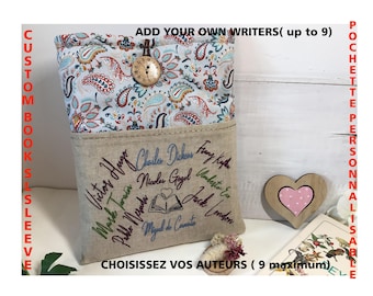 Può includere: Custodia per libri personalizzata con una parte superiore a fantasia paisley e una parte inferiore beige. La custodia presenta nomi di autori ricamati e il testo "SCEGLI I TUOI AUTORI (9 massimo)". Sono presenti anche un cuore di legno e un piccolo bouquet di fiori.