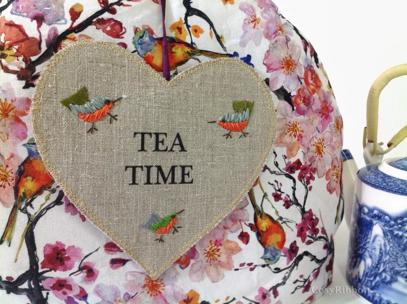 Tea cozy inspiration japonaise avec broderie soie sur lin, idée cadeau pour elle, accessoire service à thé, couvre théière motif oiseaux image 6