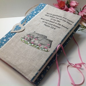 Couvre Livre Personnalisable, Couvre Carnet de Santé, Protège Carnet, Protège Bible , Carpe Diem, Couvre Livre Lin, Protection Livre tissu White flowers / blue