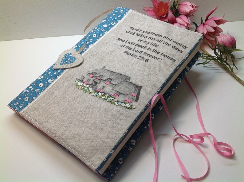 Couvre Livre Personnalisable, Couvre Carnet de Santé, Protège Carnet, Protège Bible , Carpe Diem, Couvre Livre Lin, Protection Livre tissu White flowers / blue