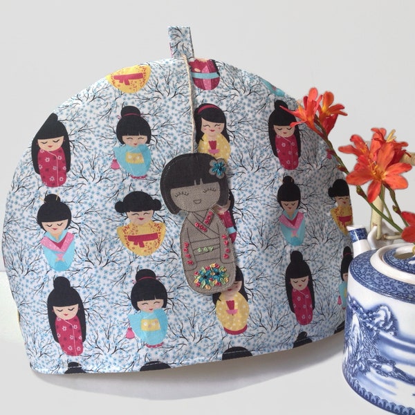 tea cosy tissu kokeshi , couvre  théière  bleu , tea cozy tissu japonais, couvre theière fleuri, accessoire  thé, idée  cadeau, tea cosy