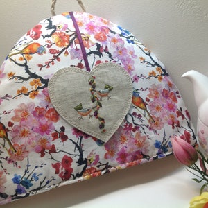 Tea cozy inspiration japonaise avec broderie soie sur lin, idée cadeau pour elle, accessoire service à thé, couvre théière motif oiseaux image 8