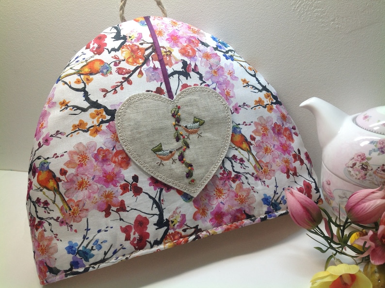 Tea cozy inspiration japonaise avec broderie soie sur lin, idée cadeau pour elle, accessoire service à thé, couvre théière motif oiseaux image 8