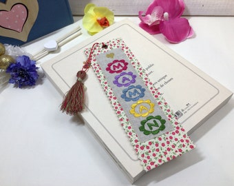 Flowered Fabric Bookmark for book lovers, Mum & Women Fabric Bookmark, bookish gift, Daisies Bookmark, Customizable Bookmark, gift idea