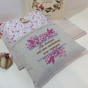 Pochette Livre noir et blanc, Housse Livre Toile de Jouy, Etui livre, Housse livre avec poche, Pochette brodée personalnalisable, Idée cadeau