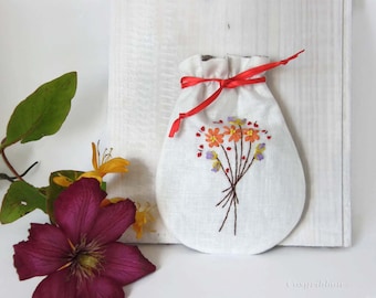 Bestickter Leinenbeutel mit Kordelzug: Handgemachte florale Geschenktasche