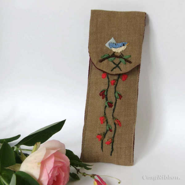 Etui à stylo en lin. Modèle Oiseau sur cascade de fleurs, brodé dans un style cosy campagne, etui lunette, etui ciseaux