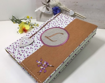 Monogram bokomslag: Broderat linnetyg, personligt bokomslag