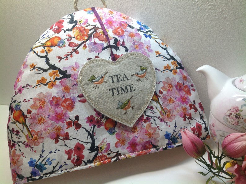 Tea cozy inspiration japonaise avec broderie soie sur lin, idée cadeau pour elle, accessoire service à thé, couvre théière motif oiseaux image 9