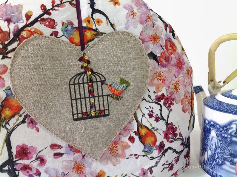 Tea cozy inspiration japonaise avec broderie soie sur lin, idée cadeau pour elle, accessoire service à thé, couvre théière motif oiseaux image 5