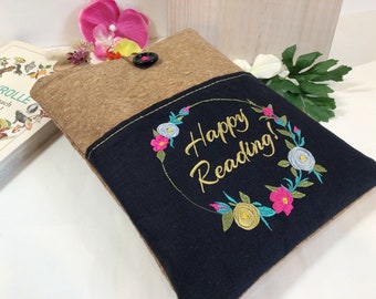 Pochette Livre en liège avec pochette extérieure en lin noir , brodée fleurs , pochette personnalisable, idée cadeau, protège livre ,