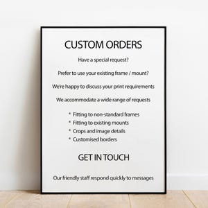 Może przedstawiać: Oprawiony wydruk z tekstem "CUSTOM ORDERS" na g&oacute;rze. Wydruk oferuje usługi niestandardowe, w tym dopasowanie do niestandardowych ram i istniejących mocowań. Wyświetlany jest r&oacute;wnież tekst "GET IN TOUCH".