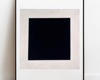 Può includere: Una stampa d'arte da parete incorniciata che presenta un quadrato nero solido centrato all'interno di un bordo quadrato grigio chiaro più grande. L'intera composizione è racchiusa in una sottile cornice rettangolare nera, creando un netto contrasto tra il centro scuro e l'area chiara circostante.