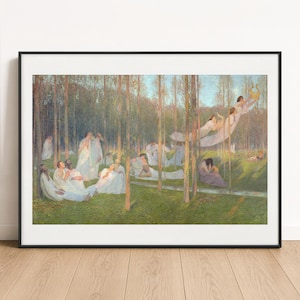 Peut inclure: Une impression d'art encadrée représentant une scène de forêt avec de nombreuses silhouettes vêtues de robes blanches fluides. Certaines sont assises sur l'herbe verte parmi des arbres fins, tandis que d'autres semblent flotter dans les airs.