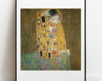 Könnte beinhalten: Ein gerahmter Kunstdruck von Gustav Klimts Der Kuss, der zwei sich umarmende Figuren zeigt. Die Figuren tragen goldene Gewänder mit geometrischen Mustern vor einem dunklen Hintergrund, mit einer Blumenwiese am unteren Bildrand.