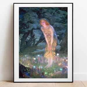 Puede incluir: Una impresión artística enmarcada que representa una pintura de una mujer de cabello rojizo con un vestido dorado, de pie en un claro de bosque oscuro rodeada de pequeñas figuras brillantes. La escena está iluminada por una luz suave.