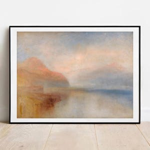 Könnte beinhalten: Gerahmter Kunstdruck mit einer ruhigen Küstenlandschaft. Das Kunstwerk zeigt einen Berg in Orange- und Brauntönen, der sich in ruhigem Wasser spiegelt. Der Himmel verschmilzt sanfte Blau- und Rosatöne und erzeugt eine friedliche Atmosphäre. Der Druck ist in einem schwarzen Rahmen.