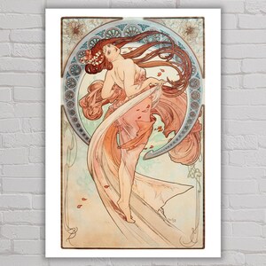 Może przedstawiać: Grafika w stylu Art Nouveau przedstawiająca kobietę z rudymi włosami i kwiatowym nakryciem głowy. Jest odziana w powł&oacute;czystą, brzoskwiniową szatę, z dekoracyjną, okrągłą ramą z tyłu. Grafika ma estetykę vintage.