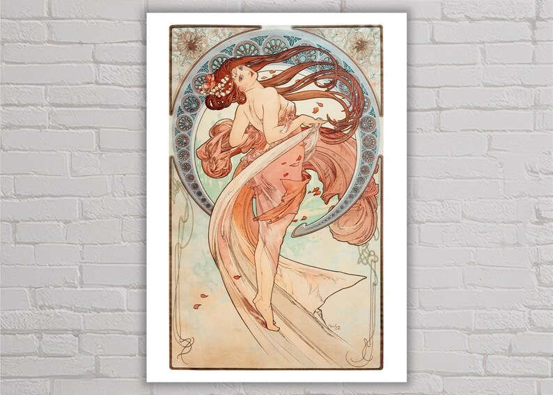 Może przedstawiać: Grafika w stylu Art Nouveau przedstawiająca kobietę z rudymi włosami i kwiatowym nakryciem głowy. Jest odziana w powł&oacute;czystą, brzoskwiniową szatę, z dekoracyjną, okrągłą ramą z tyłu. Grafika ma estetykę vintage.