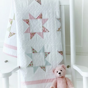 Baby Quilt Anleitung, Anleitung für Babys, Quiltmuster für Charm Pack, Quilt-Muster für Anfänger, Quiltmuster für Babys, gezuckerte Sterne