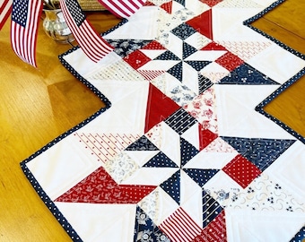 Wzory bieżników stołowych Wzory pikowania scrapbookingowego w formacie PDF Patriotyczny wzór bieżnika stołowego Patriotyczny zestaw dekoracji Wzór Star Twizzle