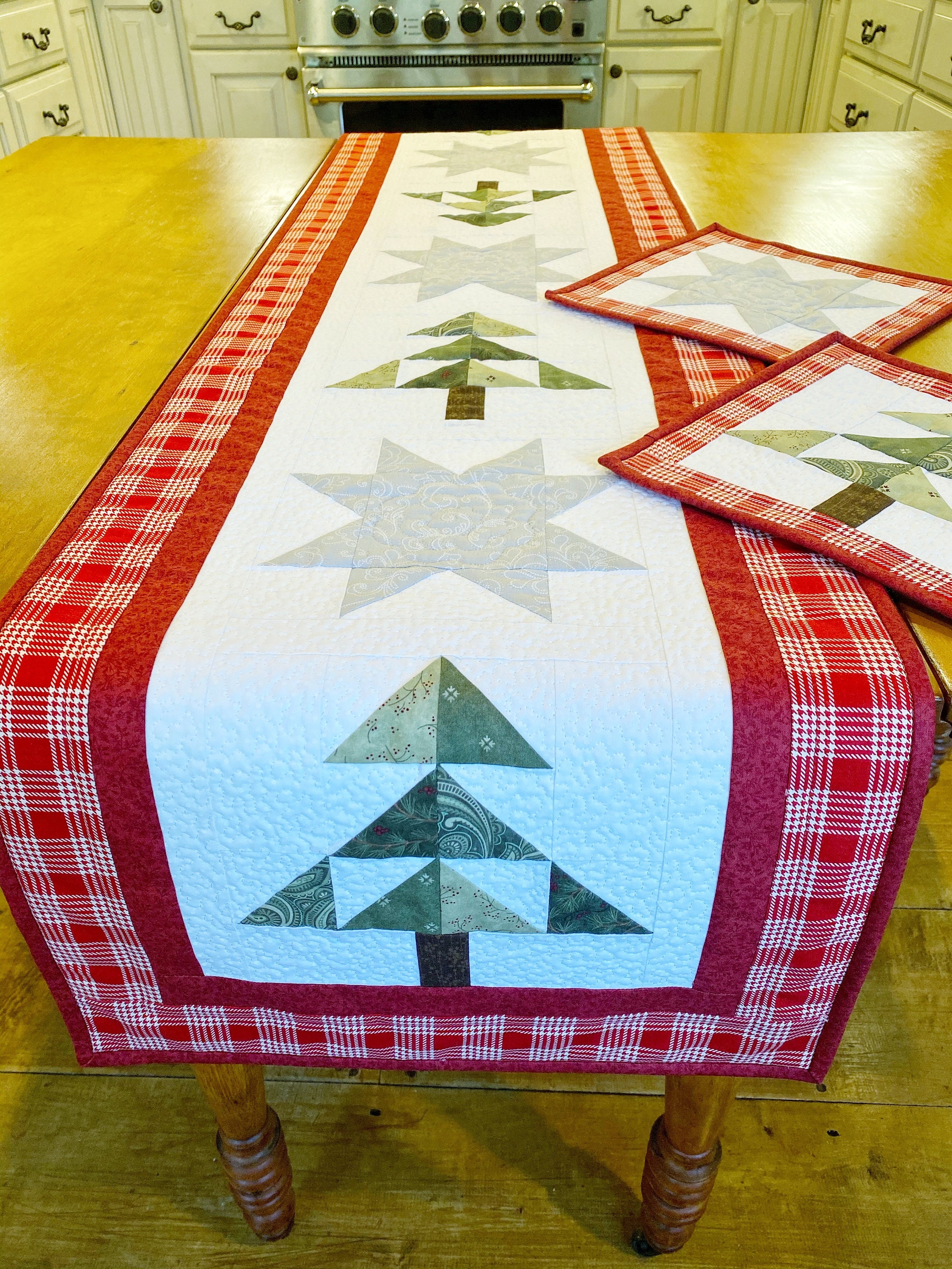 Christmas Table Runner Pattern & Bonus Free Mug Rug Patterns Christmas ...