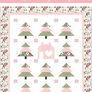 Puede incluir: Un patr&oacute;n de colcha con una caba&ntilde;a rosa y verde con &aacute;rboles. El patr&oacute;n se llama "Little Forest Cottage" e incluye 4 tama&ntilde;os. El patr&oacute;n est&aacute; sobre un fondo blanco con un borde floral rosa y verde.