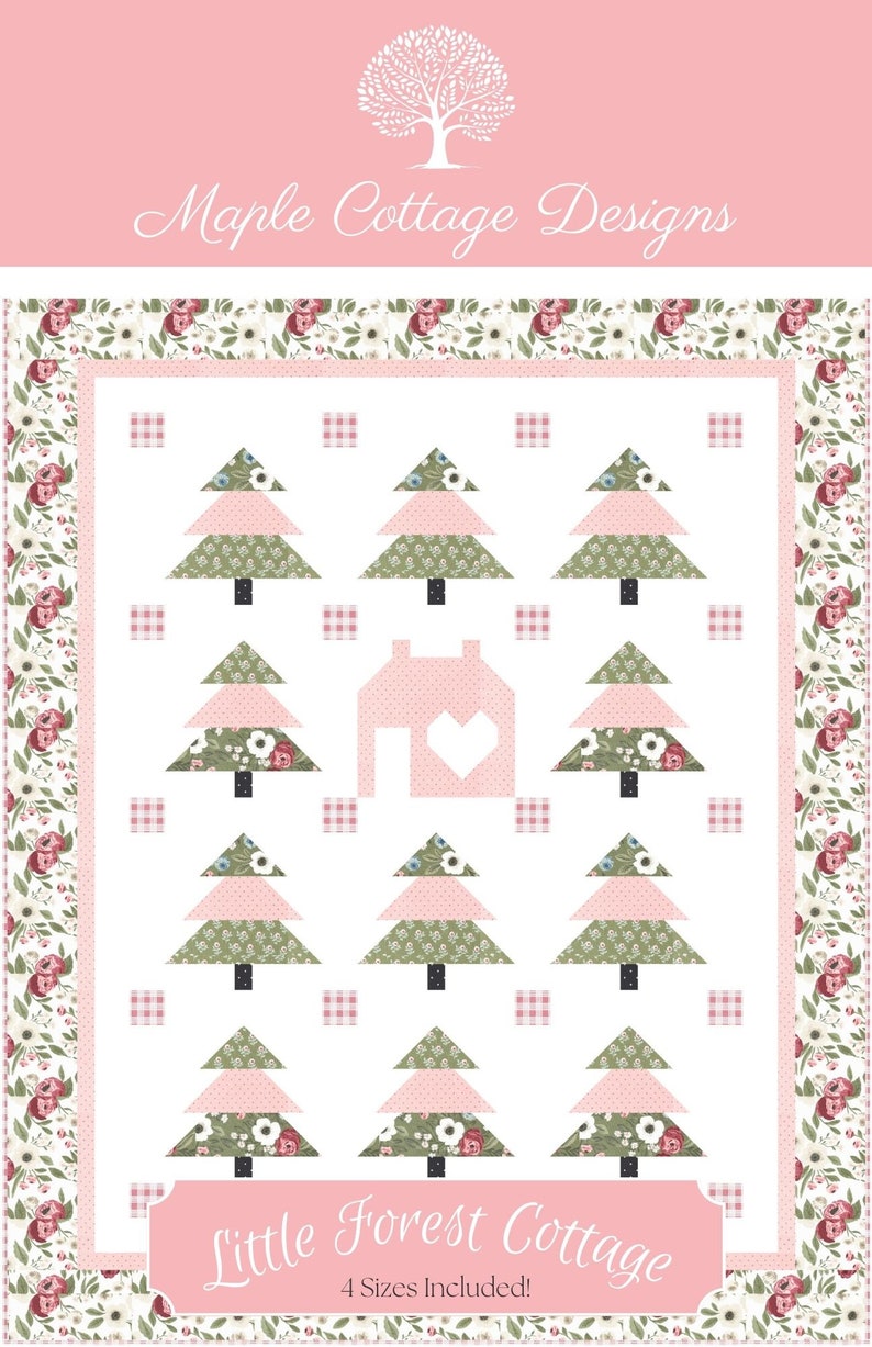 Puede incluir: Un patr&oacute;n de colcha con una caba&ntilde;a rosa y verde con &aacute;rboles. El patr&oacute;n se llama "Little Forest Cottage" e incluye 4 tama&ntilde;os. El patr&oacute;n est&aacute; sobre un fondo blanco con un borde floral rosa y verde.