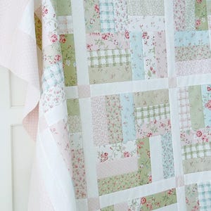 Patrones de acolchado en PDF, ideales para colchas Jelly Roll, desde colchas para bebés hasta colchas para cama, con diseño de enrejado de jardín.