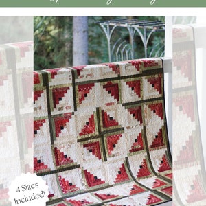 Peut inclure: Un mod&egrave;le de courtepointe en patchwork appel&eacute; "Log Cabin Delight" avec un motif de cabane en rondins rouge, vert et blanc. Le mod&egrave;le comprend quatre tailles et est disponible en t&eacute;l&eacute;chargement.