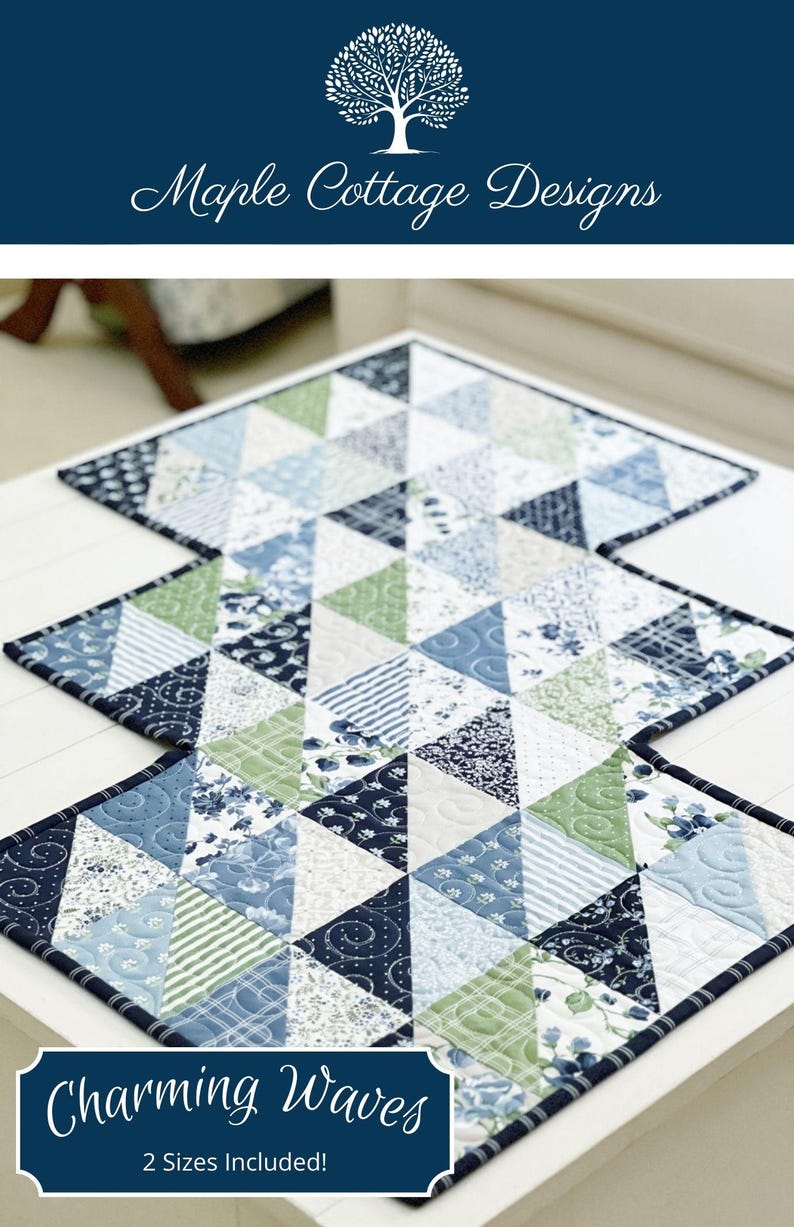 K&ouml;nnte beinhalten: Ein blauer und gr&uuml;ner Patchwork-Tischl&auml;ufer mit einem geometrischen Muster aus Dreiecken. Der L&auml;ufer hei&szlig;t "Charming Waves" und umfasst zwei Gr&ouml;&szlig;en.