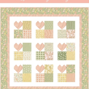 K&ouml;nnte beinhalten: Ein Quiltmuster mit einem Herzdesign und dem Text "Love Grows Here" und "6 Gr&ouml;&szlig;en enthalten!" Der Quilt besteht aus Quadraten mit verschiedenen Blumenmustern in Gr&uuml;n-, Gelb-, Rosa- und Wei&szlig;t&ouml;nen.