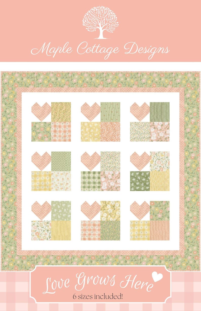 K&ouml;nnte beinhalten: Ein Quiltmuster mit einem Herzdesign und dem Text "Love Grows Here" und "6 Gr&ouml;&szlig;en enthalten!" Der Quilt besteht aus Quadraten mit verschiedenen Blumenmustern in Gr&uuml;n-, Gelb-, Rosa- und Wei&szlig;t&ouml;nen.