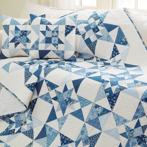 Peut inclure: Une couette blanche avec un motif d'&eacute;toiles bleu et blanc. La couette est sur un lit avec deux oreillers assortis bleu et blanc.