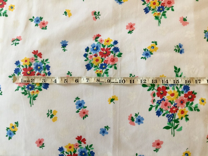 pretty excellent condition Bouquet of Flowers 1970\u2019s Twin Flat Floral Sheet Tastemaker by Mohawk