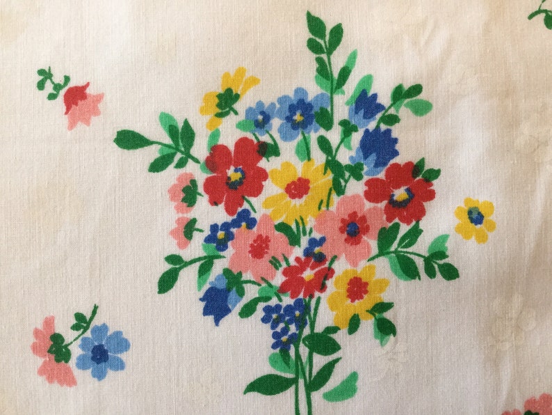 pretty excellent condition Bouquet of Flowers 1970\u2019s Twin Flat Floral Sheet Tastemaker by Mohawk
