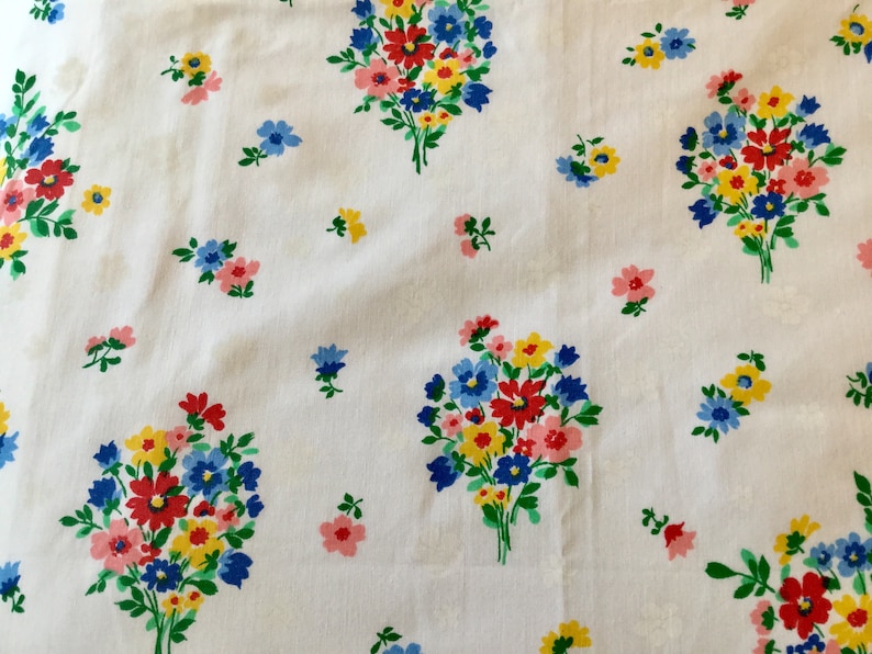pretty excellent condition Bouquet of Flowers 1970\u2019s Twin Flat Floral Sheet Tastemaker by Mohawk
