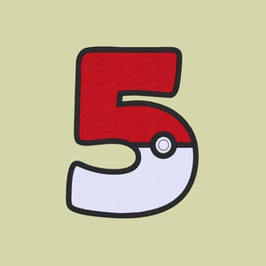Puede incluir: Un número cinco rojo y blanco con un contorno negro. El número cinco tiene la forma de una Poké Ball.