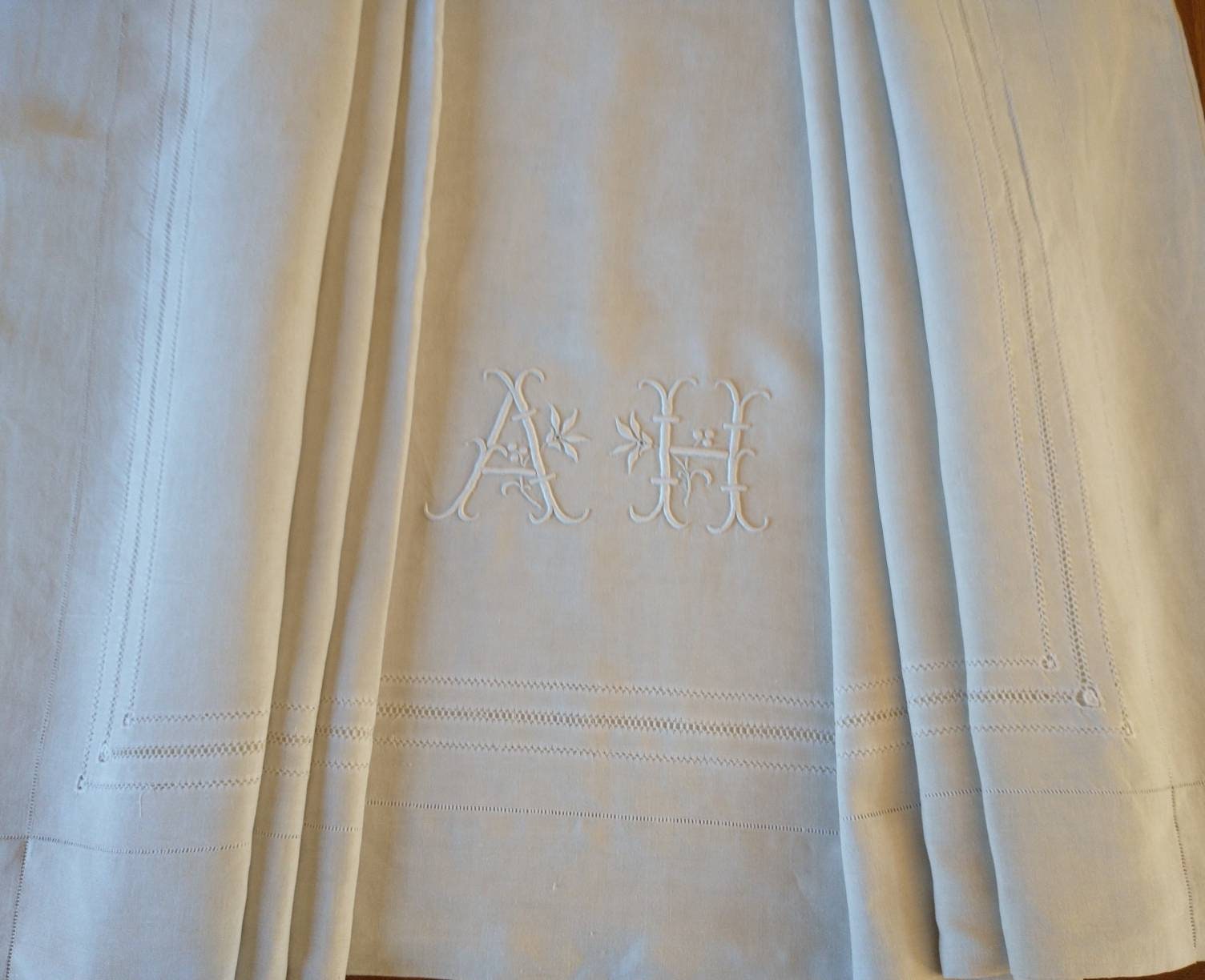 Drap de Lin, Monogramme Ah, 4 Rangées Jours à Ourler et Retour, 235 cms, 92 Pouces Large, Inutilisé