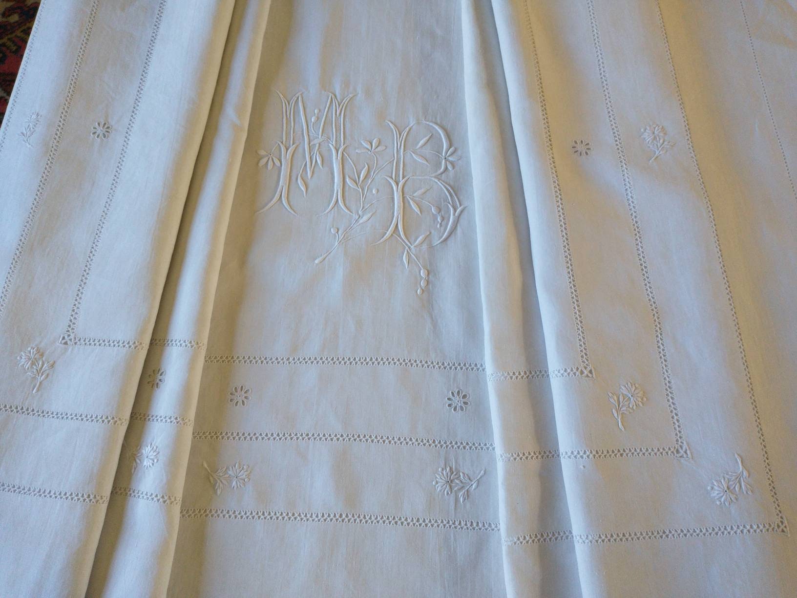 Drap de Lin, Monogramme Mb, 4 Rangées Jours et Fleurs à Ourlet Retour, 240 cms, 94.5Ins Large,