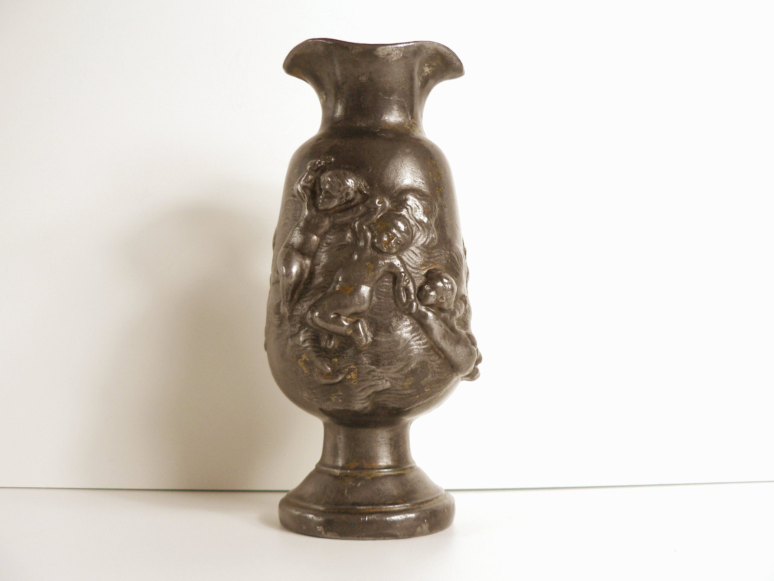 Chérubins Antiques Français de Vase Bourgeon d'étain