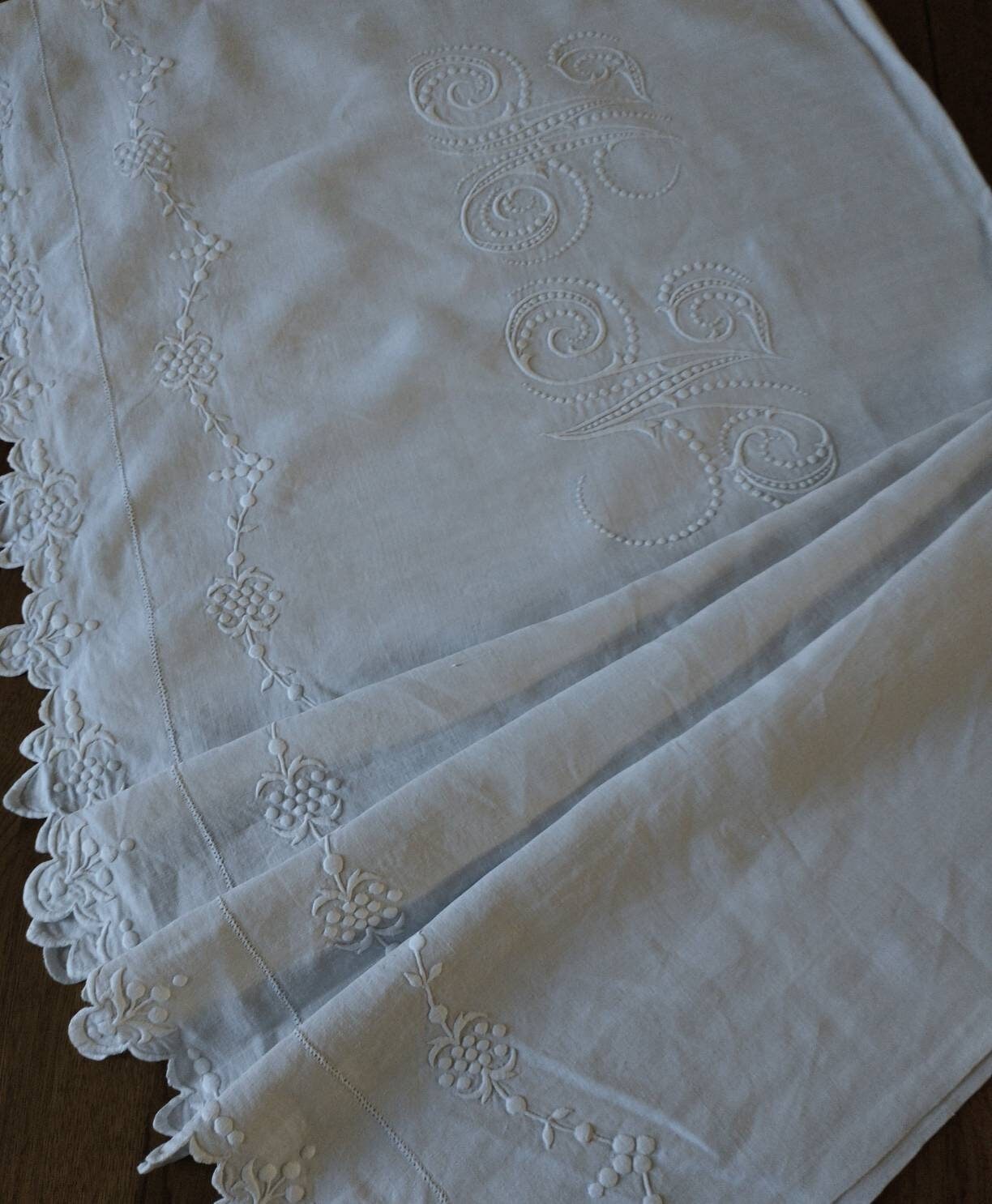 Drap de Lin Antique, Fabuleux Énorme Monogramme Mn, Pétoncles, 230 cms 90Ins Large.