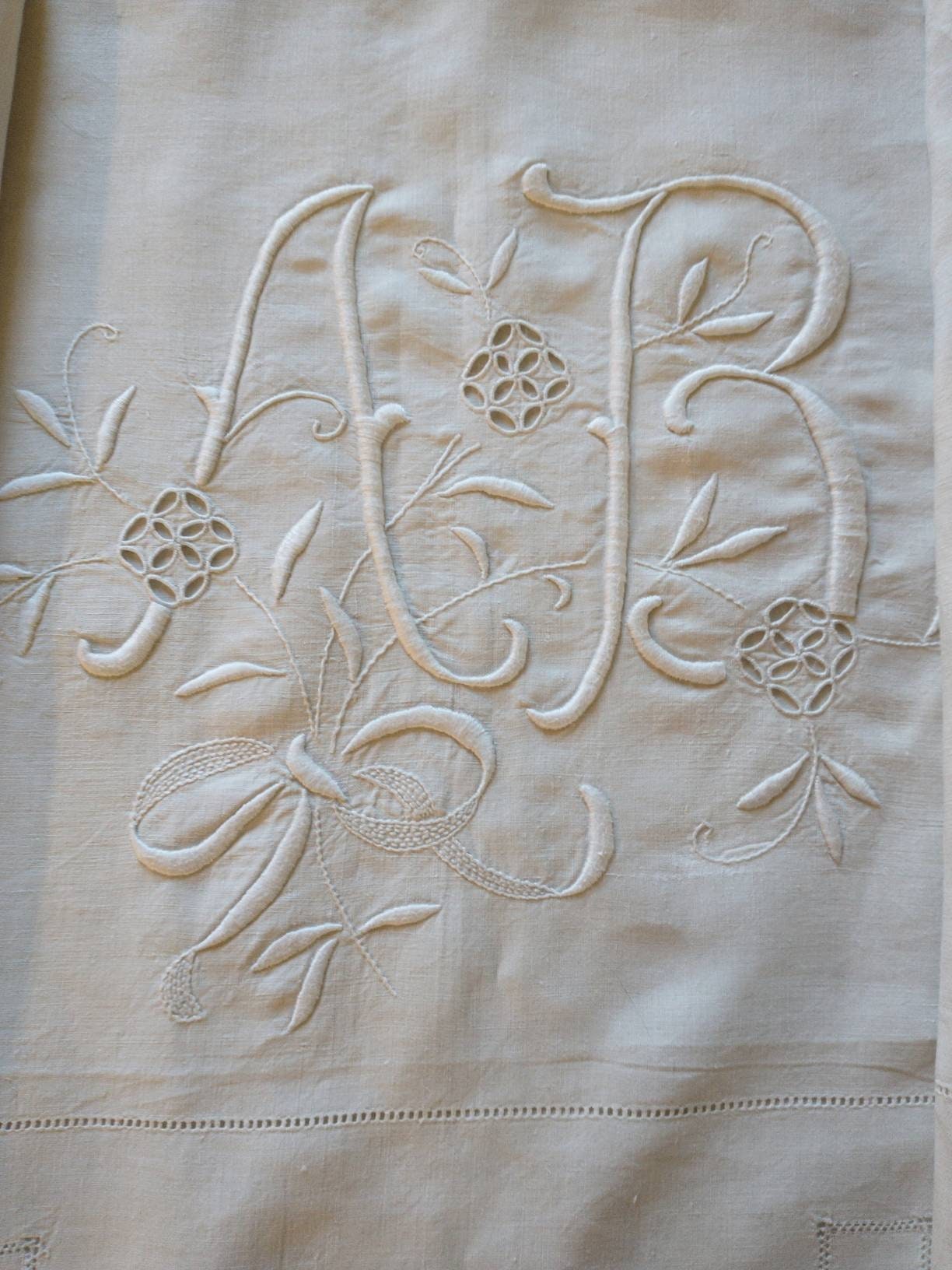 Français Drap de Lin, Énorme Monogramme Ab, 8 Pieds, 245 cm Large, Broderie Fine sur Toute La Largeu