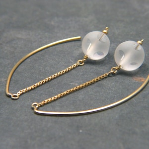 Linjära kedjeörhängen med kristallkvarts, matt och polerad rund kula, långa hängande örhängen, guldfyllda örhängen, snygg vit kvartspendel