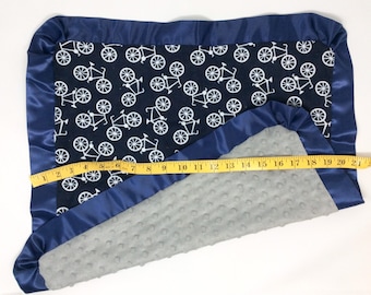 Genderneutrale babydeken, veiligheidsdeken, crinkle baby lovey, satijnen rand babydeken, babycadeau onder de twintig, fiets, kamperen, safari