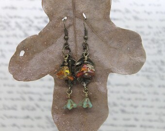 Pendientes de hoja con verde, marrón checo vidrio trompeta gota flores colgantes pendientes