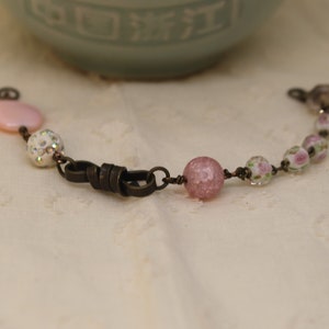 Blommig rosa grön glaspärla, mässing, kedjearmband